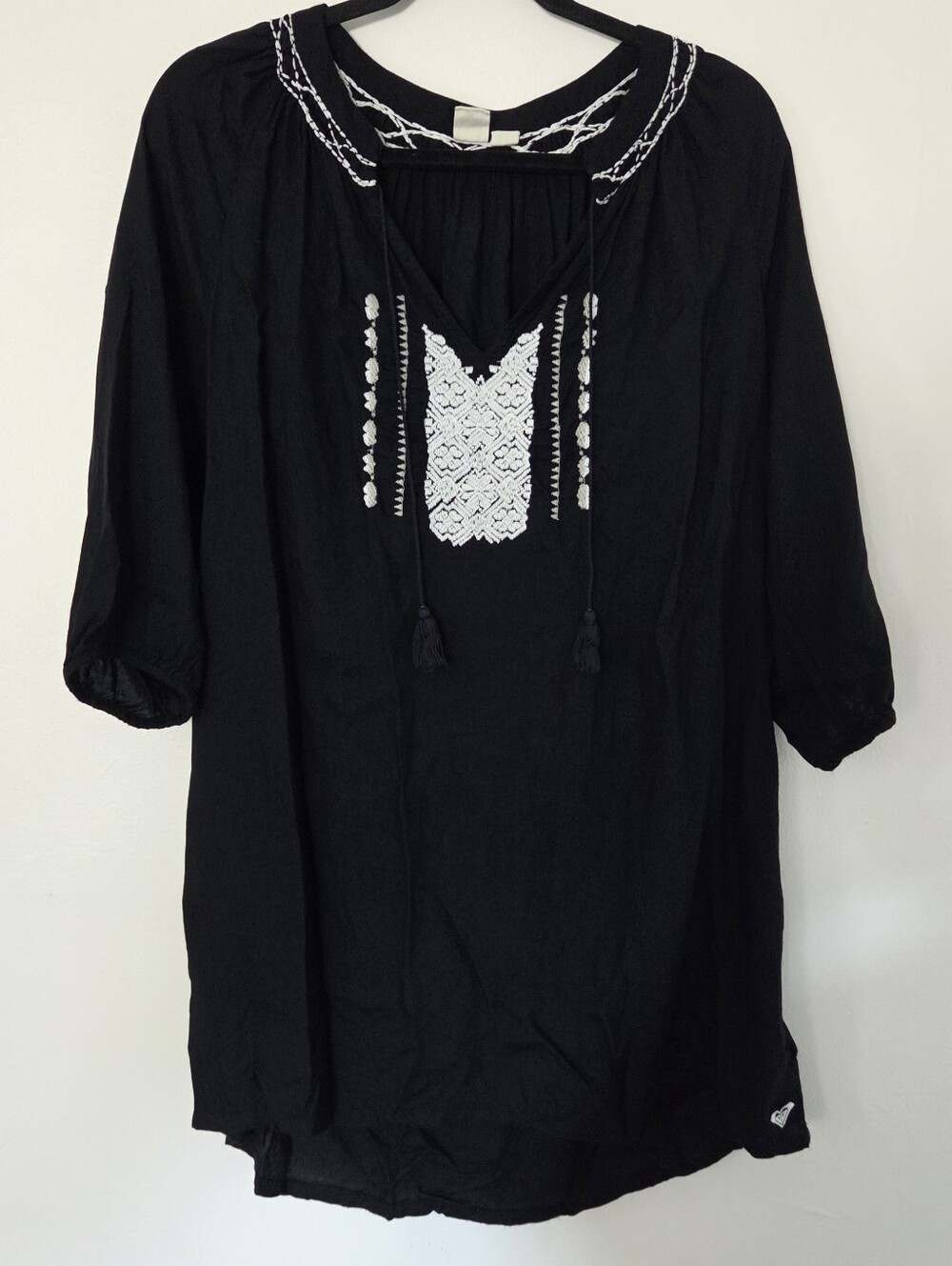 Roxy Embroidered Peasant Tunic with White Lace Accent Medium